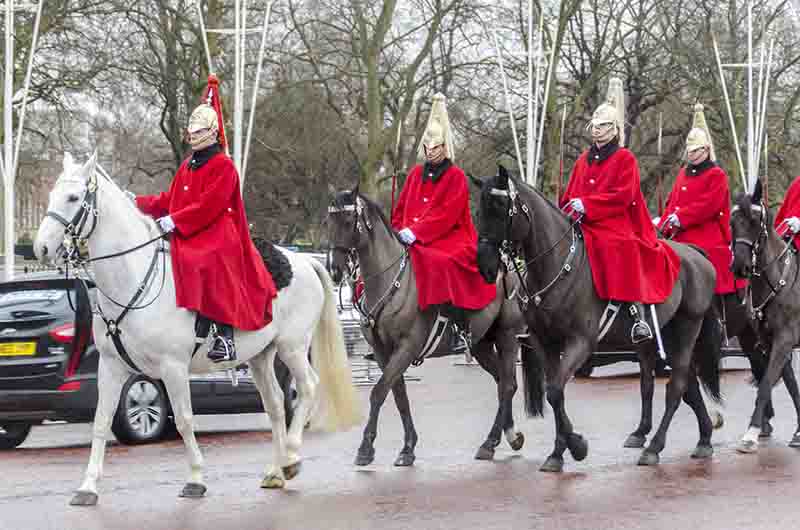 36 - Inglaterra - Londres - palacio de Buckingham - soldados a caballo